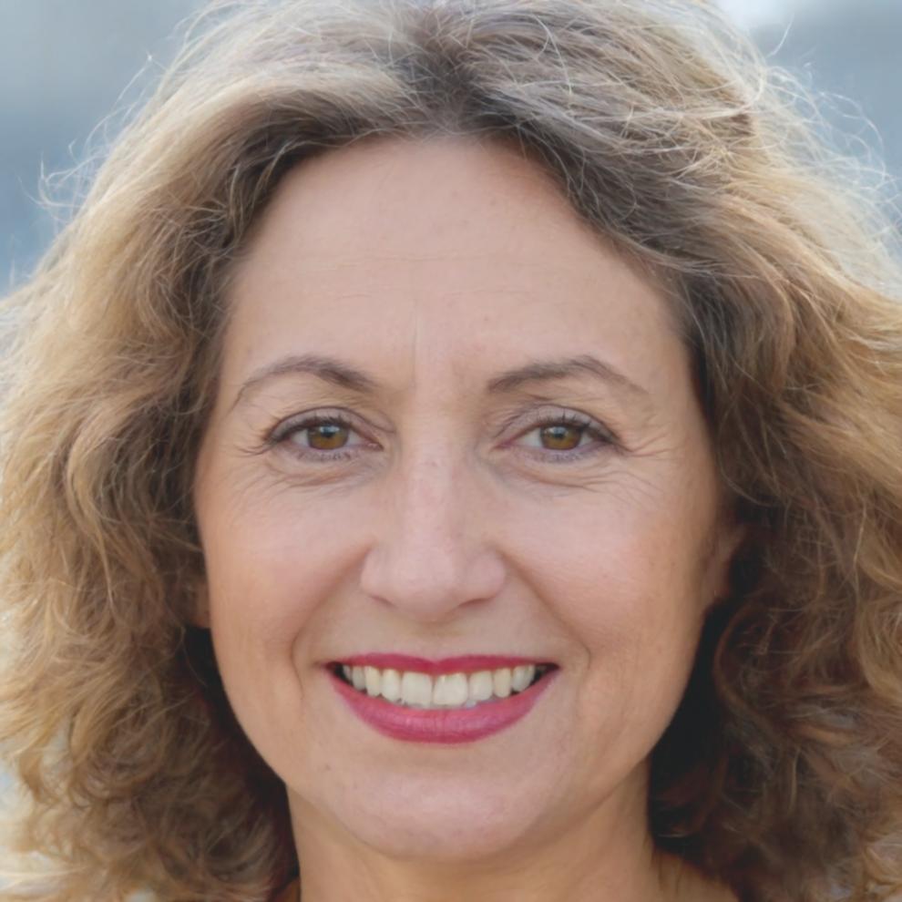 Retrato profesional de Esperanza Villamayor, especialista en ahorro doméstico