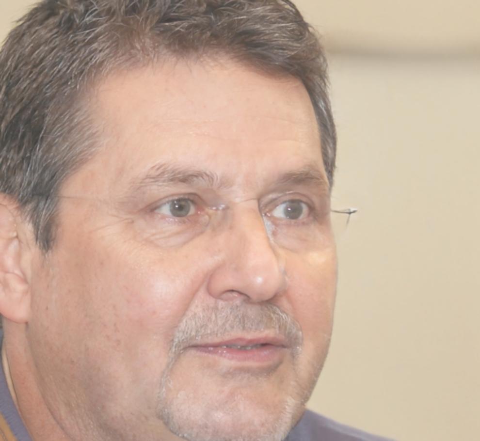 Retrato profesional de Aurelio Mendizábal, experto en finanzas familiares